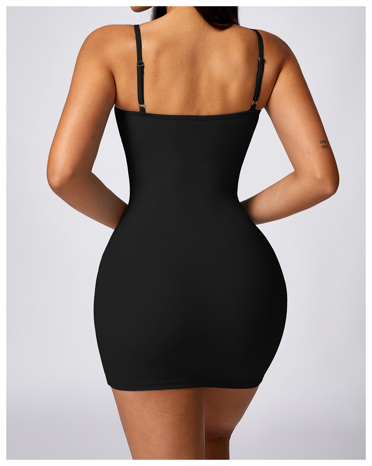 Vestido informal con cinturón y tirantes con relleno en el pecho