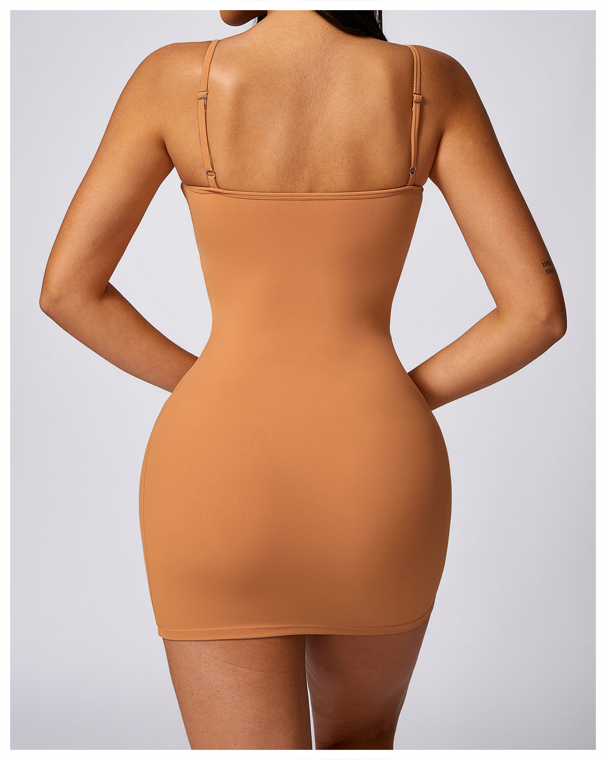Vestido informal con cinturón y tirantes con relleno en el pecho