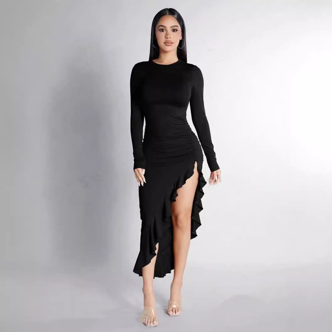 Vestido ajustado con volantes y abertura