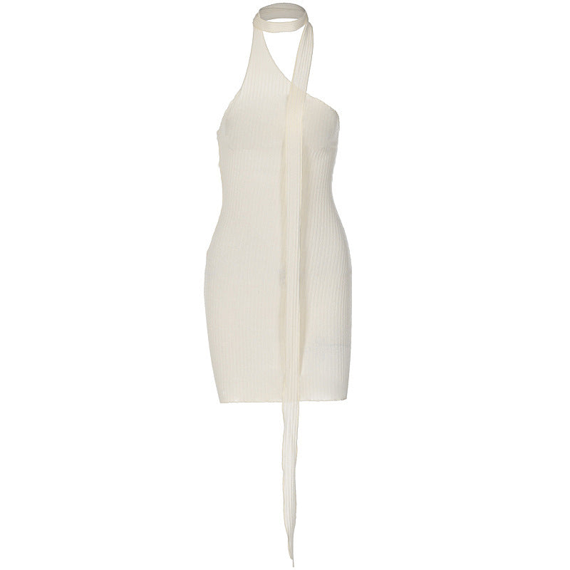 Vestido halter con lazo y cuello en diagonal
