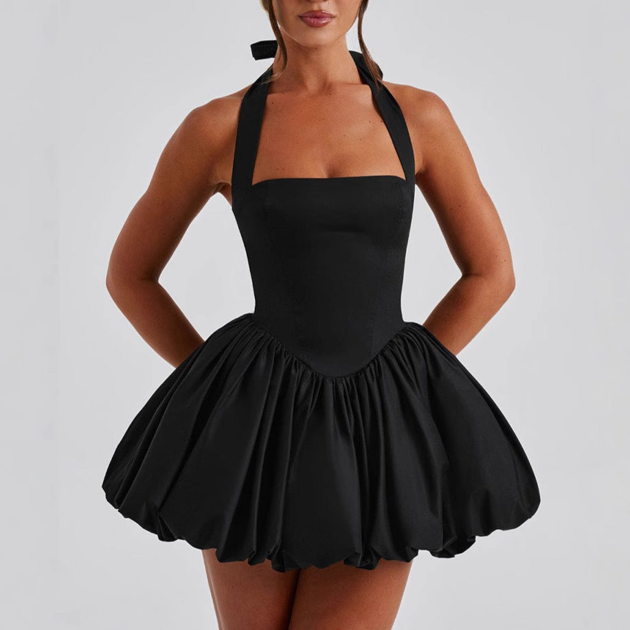 Vestido con cuello halter y cordones abullonados