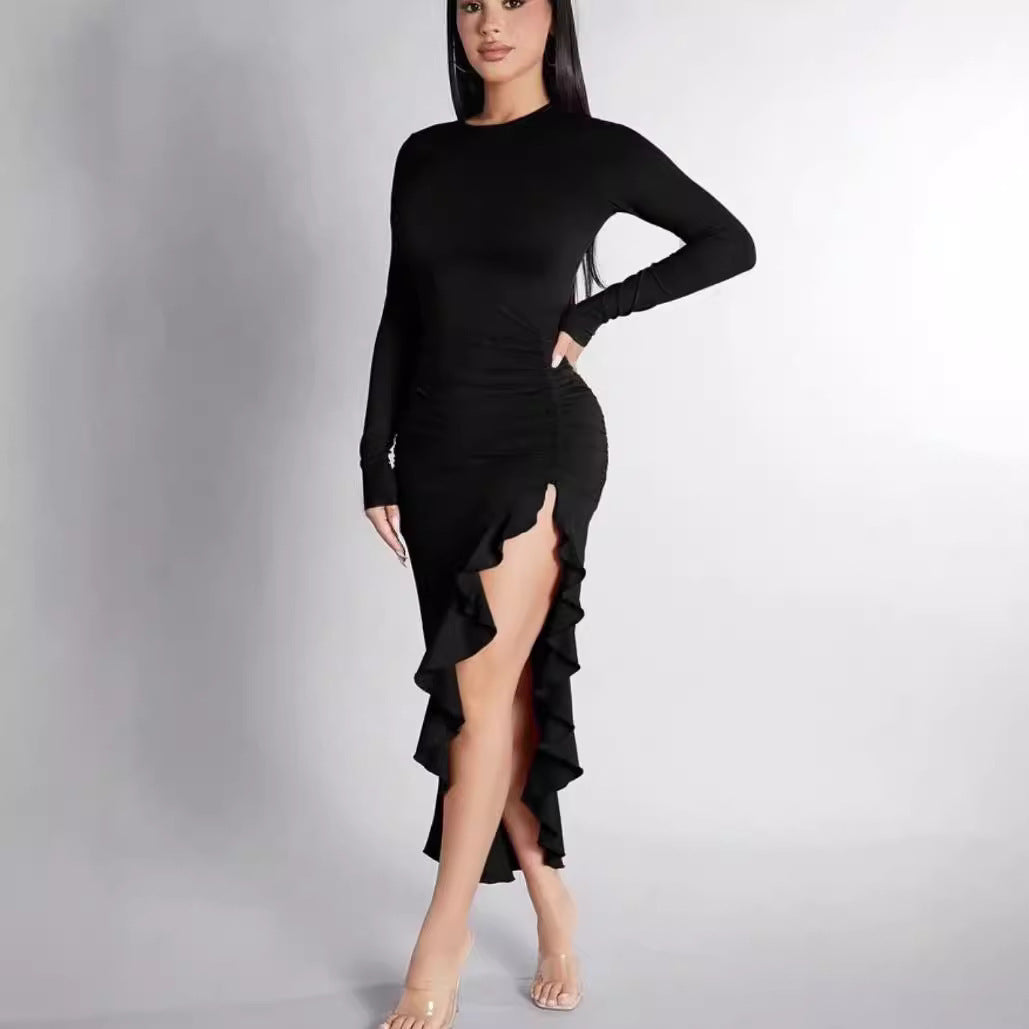 Vestido ajustado con volantes y abertura