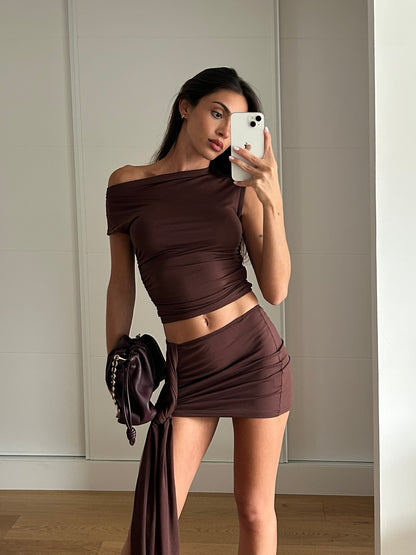 Conjunto de top sin mangas con cuello redondo y vestido de largo medio
